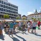 Po-stoj na živi ulici s tržnico nevladnih organizacij 